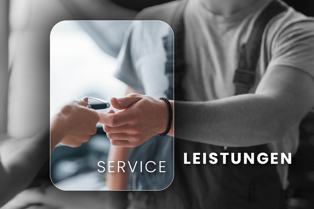 Übergabe eines Autoschlüssels zwischen Kunde und Servicemitarbeiter, wodurch Service und Leistungen einer Werkstatt symbolisiert werden. Die Begriffe "SERVICE" und "LEISTUNGEN" unterstreichen das professionelle Angebot.
